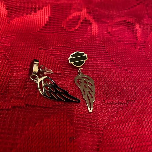 Limited! HD Wing Shield Earrings - Picture 3 of 3